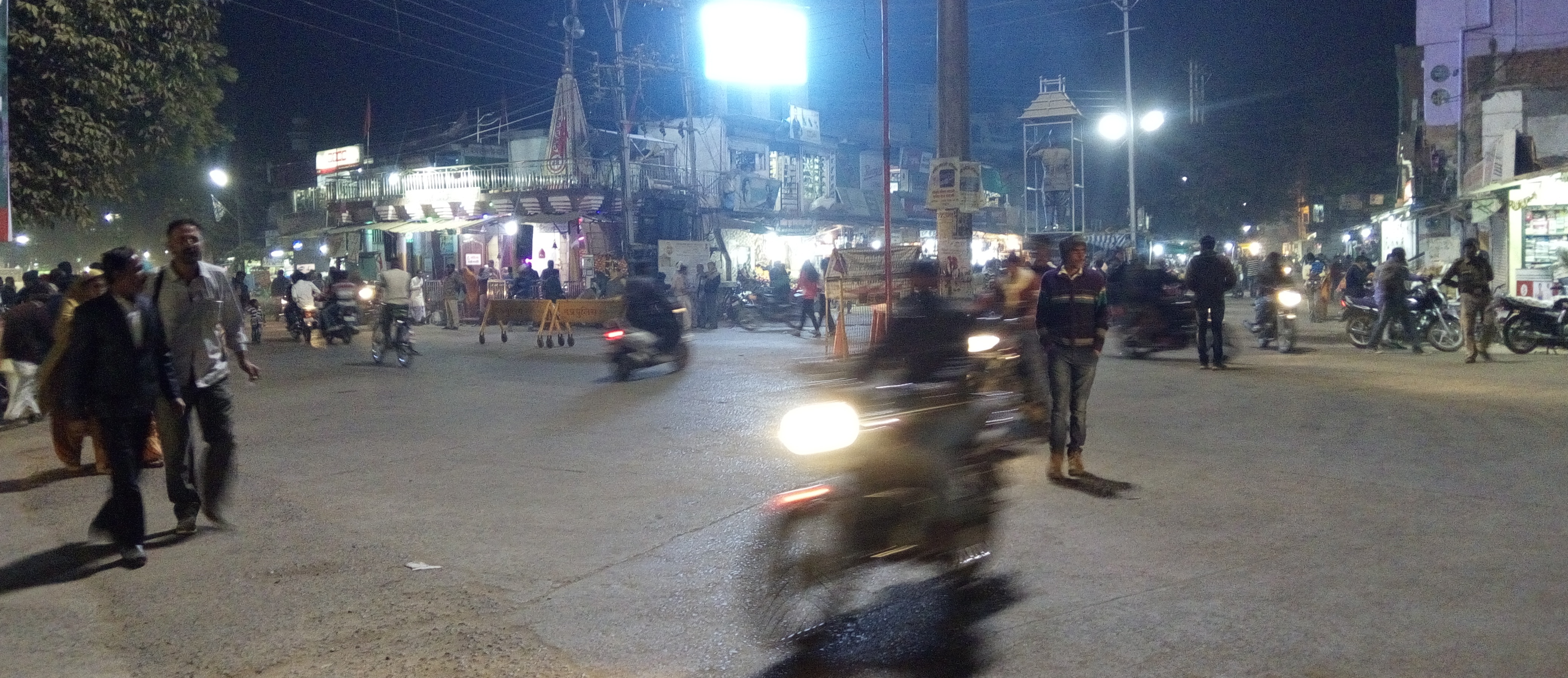 A routine scene at Mangalwara Chowk with the statue of Subhash Chandra Bose in the backdrop. 