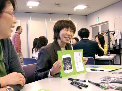 A local resident's self-introduction with her own ga (image) and bun (poem) in an A-I-U-E-O Gabun workshop in Bunkyō Ward Tokyo, 2009. Courtesy of Media Exprimo project.