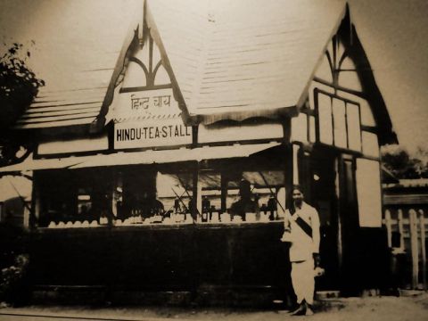 tea_stall_at_gondia_railway_station_platform_in_the_1930s