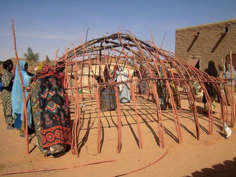 Songhay women, my main informants during my stay around Gao, lead the building of the traditional houses in the period before the harvest season. The construction site gathers different people and generations.