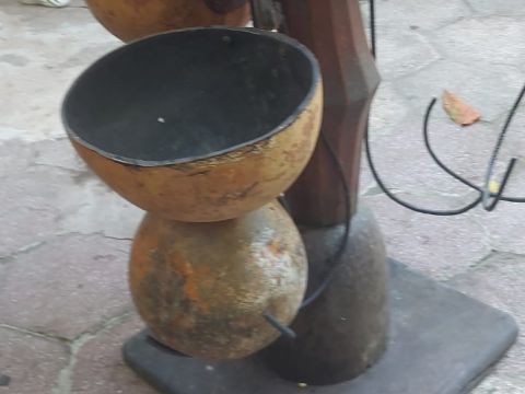 Innovative use of a calabash attached to a carved tree trunk at the Chez Diabète restaurant!