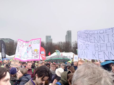 Right sign: Wij schoppen stennis voor het behoud van kennis - We are making a fuss for the preservation of knowledge