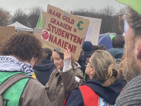Grabbing for money = Screwing over student. Photo: Marije ten Brink