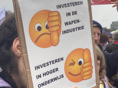 Investing in the arms industry 👎 Investing in higher education 👍. Photo: Marije ten Brink