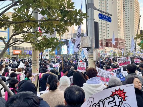 Protesters in Busan, South Korea calling for the impeachment of former president Yoon Suk-yeol. Credit: Stanley Park, 2024