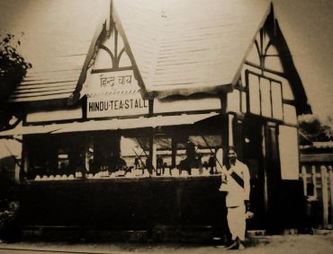 tea_stall_at_gondia_railway_station_platform_in_the_1930s