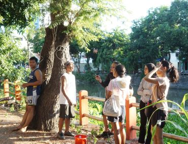 Mblakrak Kali, a collective walk by Kampung Plampitan residents on the riverbank of Kali Mas, Surabaya; Credit: Anitha Silvia