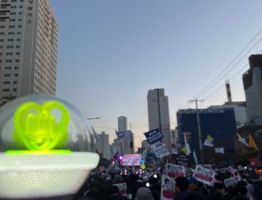 A K-Pop light stick in front of the protests in Seoul following the martial law announcement of Yoon Suk Yeol; Credit: Sewon Park (2024)