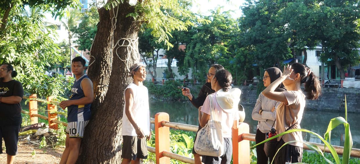 Mblakrak Kali, a collective walk by Kampung Plampitan residents on the riverbank of Kali Mas, Surabaya; Credit: Anitha Silvia